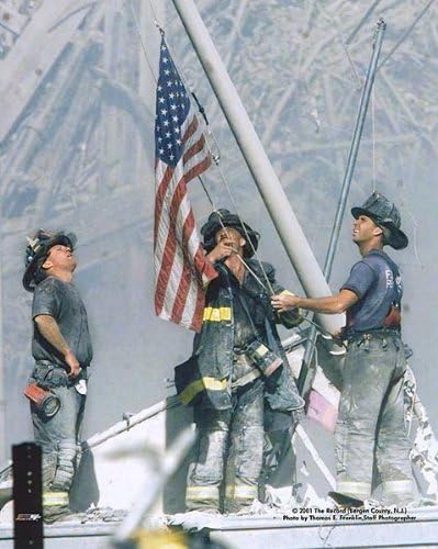 Njujorški vatrogasci podižu zastavu na nultoj tački 9/11 16x20 srebrni Halid Photo Print