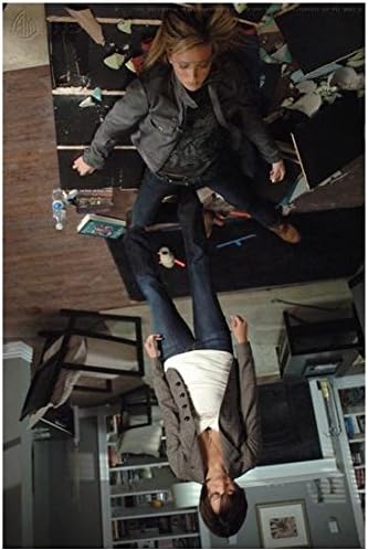 Supernatural Marisa Ramirez kao Tammi stoji nad Katie Cassidy kao Ruby polaganje na terenu 8 x 1 Inch Photo